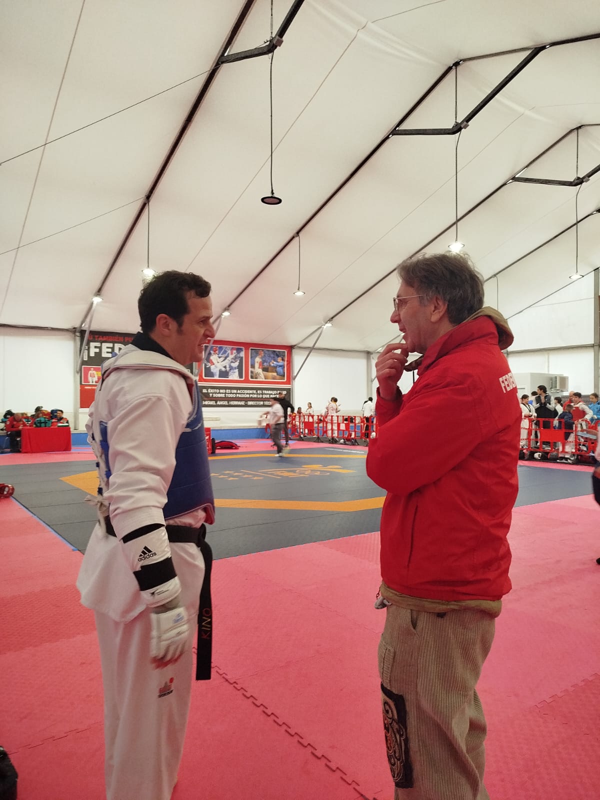 Conversación entre entrenador y competidor durante una jornada de Taekwondo