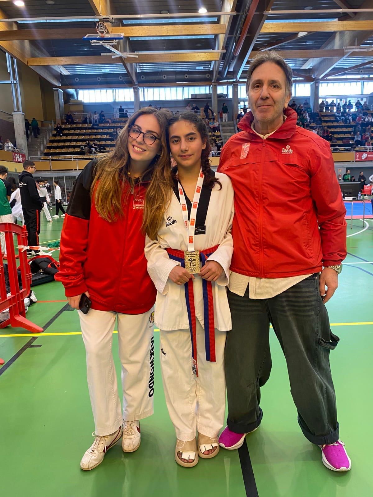 Joaquín Casares junto a dos alumnas en una jornada de competición