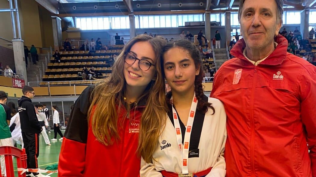 Joaquín Casares junto a dos deportistas en una jornada de competición federativa