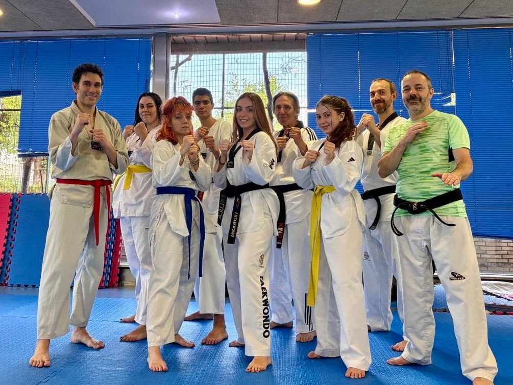 Grupo de adultos de Taekwondo Canal II posando en el tatami