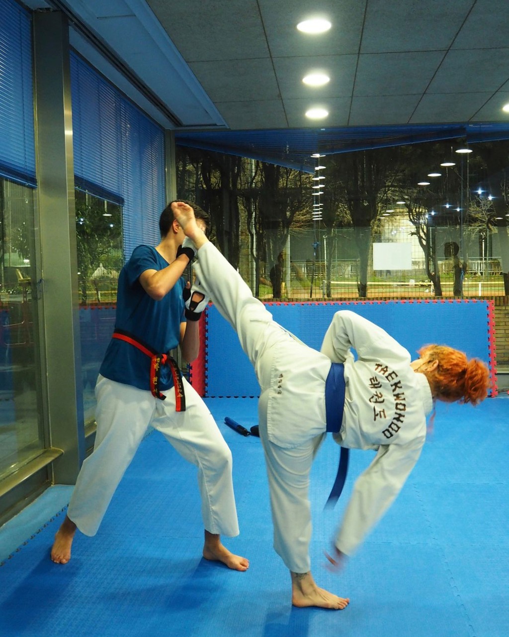 Dos alumnos practicando una técnica de Taekwondo durante un entrenamiento
